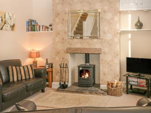 a living room with a fireplace and a couch at Brinks View Cottage in Hope