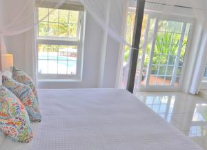 Кровать или кровати в номере Marigot Palms Luxury Caribbean Apartment Suites