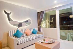 un salon avec un canapé et une table dans l'établissement Ratana Platinum Resort Kamala, à Kamala Beach