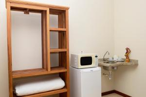 A cozinha ou cozinha compacta de Pousada Tupinamba