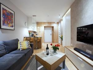 En tv och/eller ett underhållningssystem på 4UApart-Apartment suite Picasso
