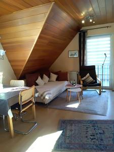 バート・ドリーブルクにあるHaus Alexandraのベッドルーム1室(ベッド1台、ソファ、テーブル付)