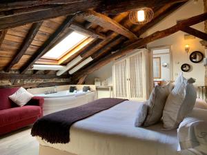 1 dormitorio con 1 cama grande y bañera en Palacio Torre de Ruesga, en Valle