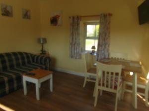 ein Wohnzimmer mit einem Sofa und einem Tisch in der Unterkunft Country Studio in Portarlington