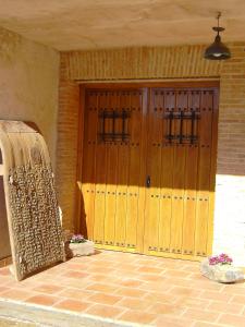 a set of wooden doors in a room at Casa rural eras de pantrillar in Ciruelas