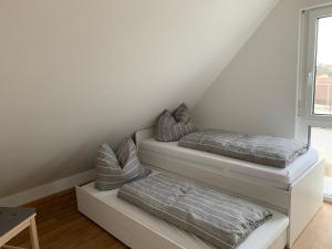 Tempat tidur dalam kamar di Ferienwohnung Baselblick, Eimeldingen