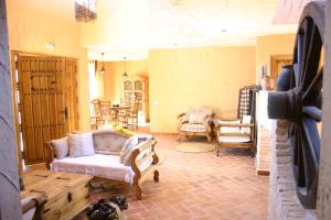 a living room with a couch and a table at Casa rural eras de pantrillar in Ciruelas