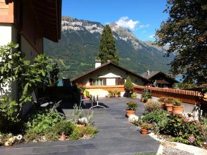 eine Terrasse mit Topfpflanzen vor einem Haus in der Unterkunft Sam & Cindy Mühlemann in Interlaken