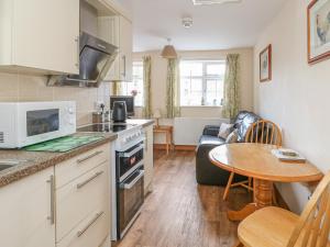 A kitchen or kitchenette at The Annexe