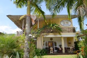 Um jardim em Pousada Villa Maritima