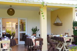Um restaurante ou outro lugar para comer em Pousada Villa Maritima