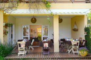 Um restaurante ou outro lugar para comer em Pousada Villa Maritima