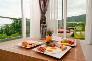 - une table avec deux assiettes de petit-déjeuner dans l'établissement Ratana Platinum Resort Kamala, à Kamala Beach 73 autres photos