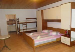 מיטה או מיטות קומותיים בחדר ב-Apartments Vese - 200 m from beach