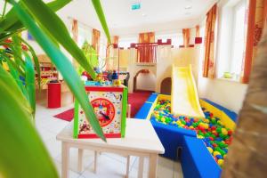Dětský klub v ubytování Hotel Panoramahof Loipersdorf