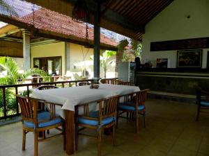 Bali Bhuana Beach Cottages 레스토랑 또는 맛집