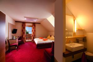 Postel nebo postele na pokoji v ubytování Hotel Panoramahof Loipersdorf