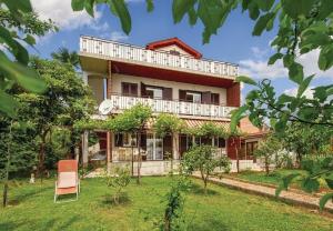 einem externen Blick auf ein Haus mit Hof in der Unterkunft Apartment Dari - with terrace in Lovran