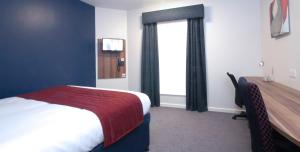 Postel nebo postele na pokoji v ubytování Ramada London Stansted Airport