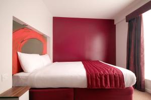 Postel nebo postele na pokoji v ubytování Ramada London Stansted Airport