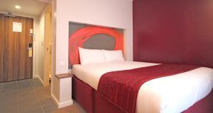 Postel nebo postele na pokoji v ubytování Ramada London Stansted Airport