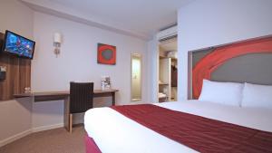 Postel nebo postele na pokoji v ubytování Ramada London Stansted Airport
