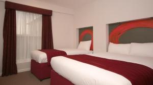 Postel nebo postele na pokoji v ubytování Ramada London Stansted Airport