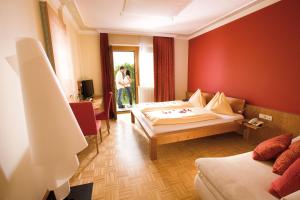 Postel nebo postele na pokoji v ubytování Hotel Panoramahof Loipersdorf