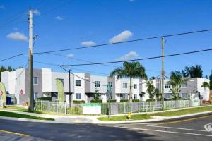 een lege straat voor een wit gebouw bij Outstanding Townhouse 18 min from the Beach - TH2 in Miami