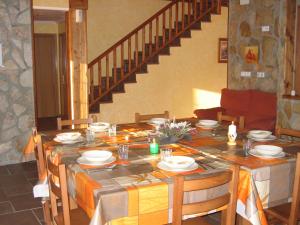 stół jadalny z talerzami i świecami w obiekcie Legaire Etxea w mieście Ibarguren