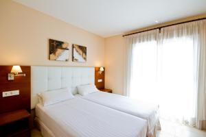 Кровать или кровати в номере El Plantío Golf Resort