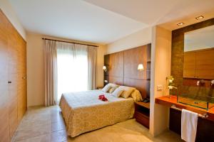 Кровать или кровати в номере El Plantío Golf Resort