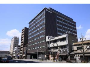 京都市にあるリッチモンドホテルプレミア京都駅前の市道の黒い高い建物