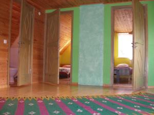 Habitación con paredes y puertas verdes y alfombra. en Andrese Holiday Home, en Muratsi