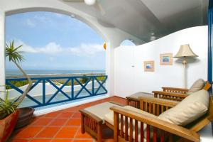 a room with benches and a view of the ocean at 真情非凡行館 Sealuv Homestay in Toucheng