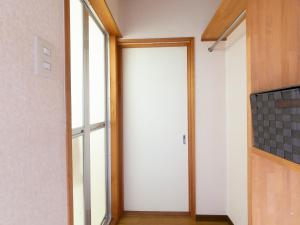 eine Schiebetür in einem Zimmer mit Fenster in der Unterkunft Tabist Tatsumi Business Hotel Matsusaka in Matsuzaka