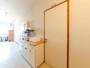 uma grande porta numa cozinha com um balcão em Tabist Tatsumi Business Hotel Matsusaka em Matsuzaka
