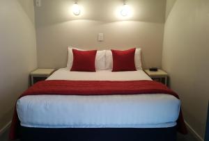 Кровать или кровати в номере Avon City Motel