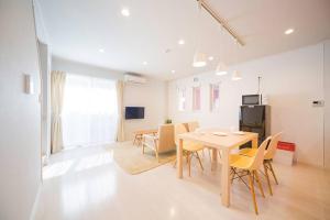 cocina y comedor con mesa y sillas en 雲 - Family House KUMO - en Shirahama