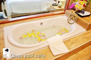 清邁的住宿－查亞度假村和溫泉酒店，浴室里装满五颜六色的喷水浴缸