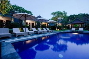 WIRA Homestay & Spa内部或周边的泳池