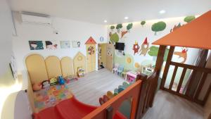 una habitación para niños con una sala de juegos con una casa de juguetes en ChaoPingJia Fengge Guesthouse, en Wujie