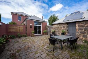 una casa y un patio con mesa y sillas en Georgia en Portland