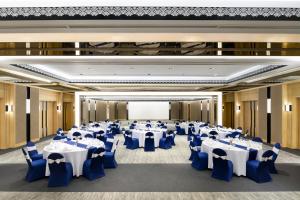 港生Novotel Rayong Rim Pae Resort的宴会厅配有蓝色和白色的桌椅 更多37张照片