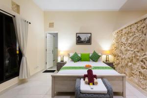 Säng eller sängar i ett rum på Villa Bakti Ubud by kamara