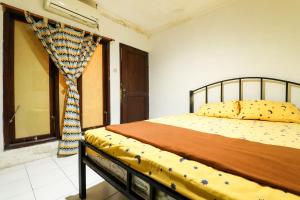 een slaapkamer met een bed en een raam bij Kos VIP Josh in Yogyakarta