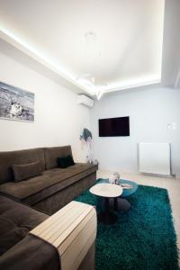 ein Wohnzimmer mit einem Sofa und einem Tisch in der Unterkunft Sleeping Beauty Apartment City Center!! in Thessaloniki
