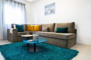 A seating area at Sleeping Beauty Apartment City Center!!