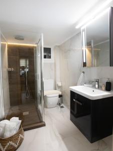 A bathroom at Sleeping Beauty Apartment City Center!! Még 36 kép