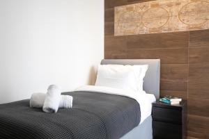 A bed or beds in a room at Sleeping Beauty Apartment City Center!!